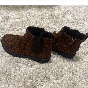 Cat and Jack boots size kids 4